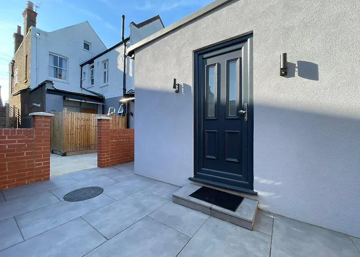 Stunning Semi Detached Bungalow In West Wimbledon