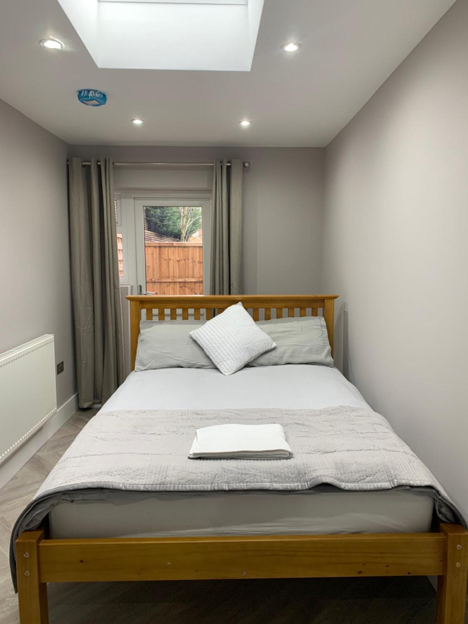 Stunning Semi Detached In West Wimbledon * Londres