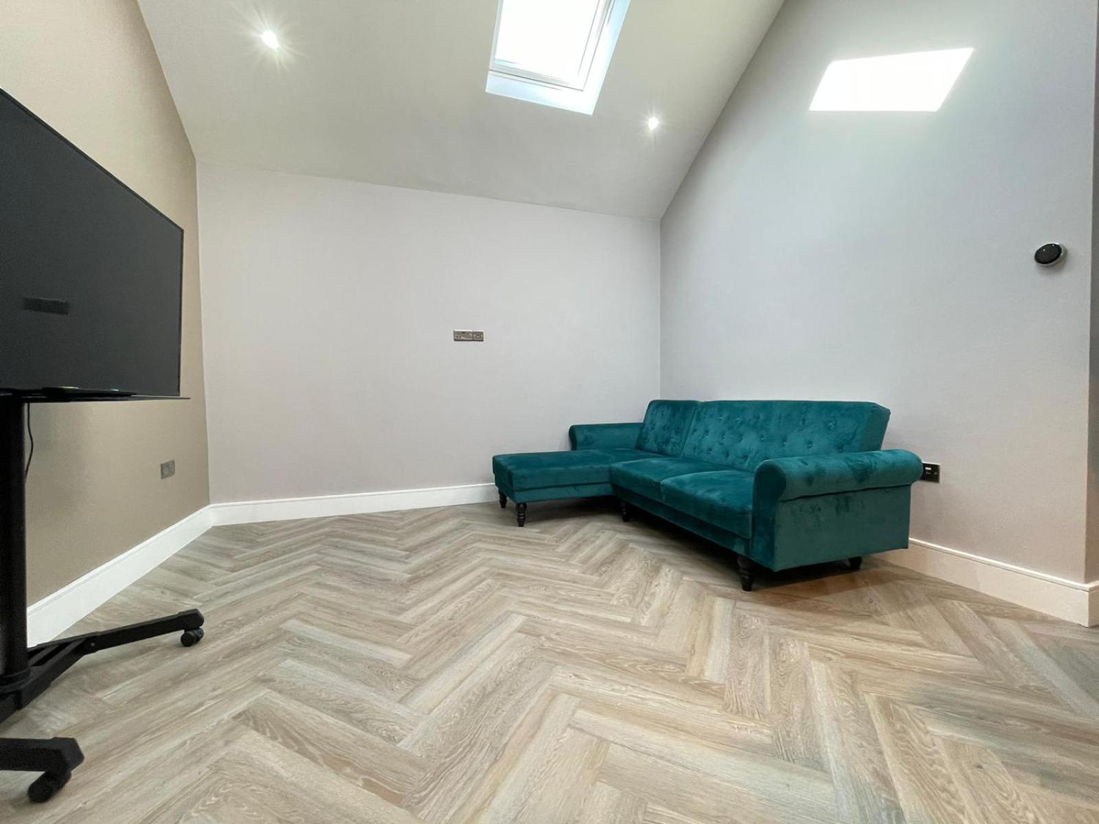 Stunning Semi Detached In West Wimbledon * Londres