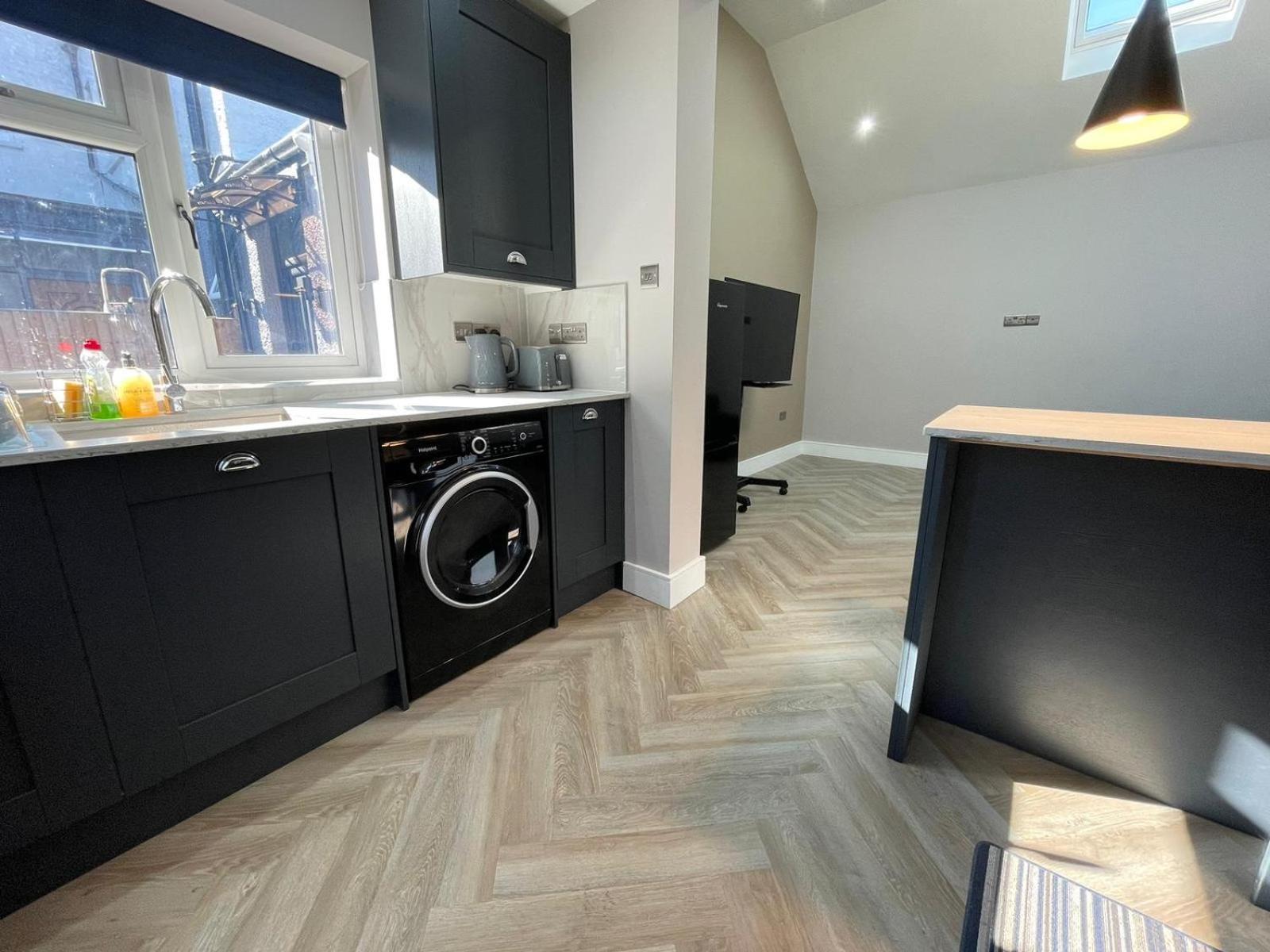Stunning Semi Detached In West Wimbledon * Londres