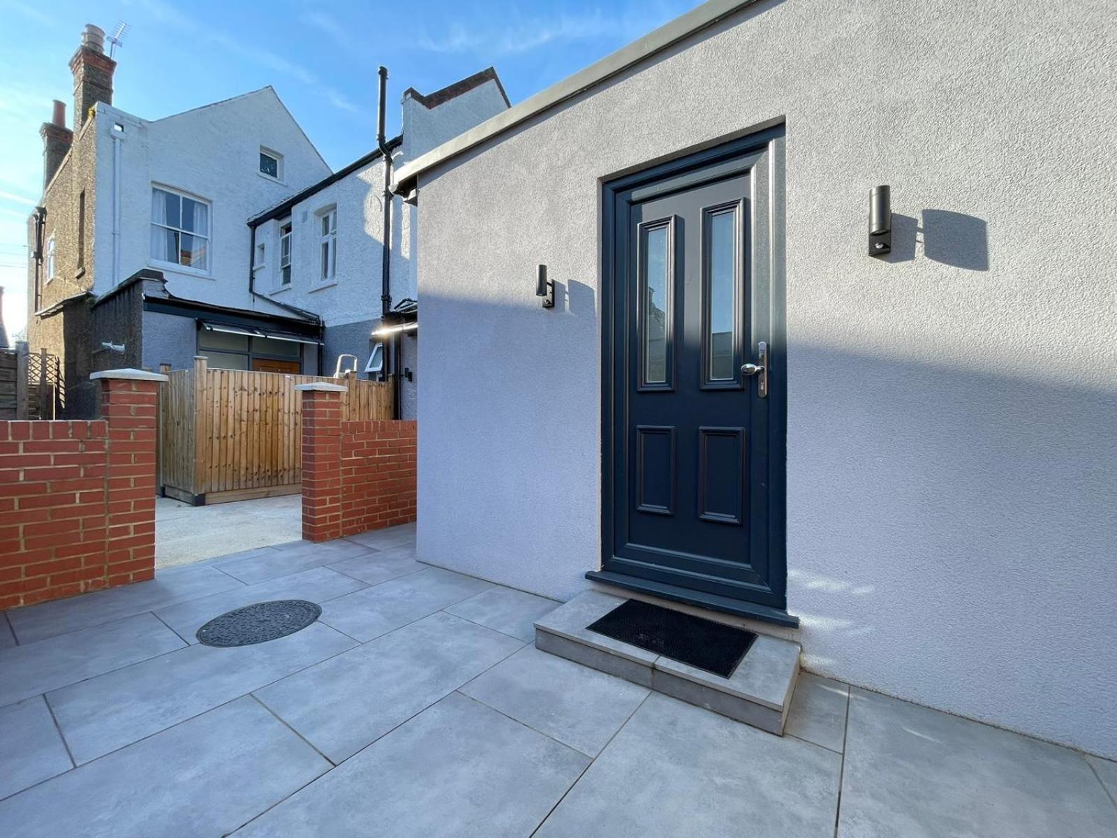 Stunning Semi Detached In West Wimbledon * Londres